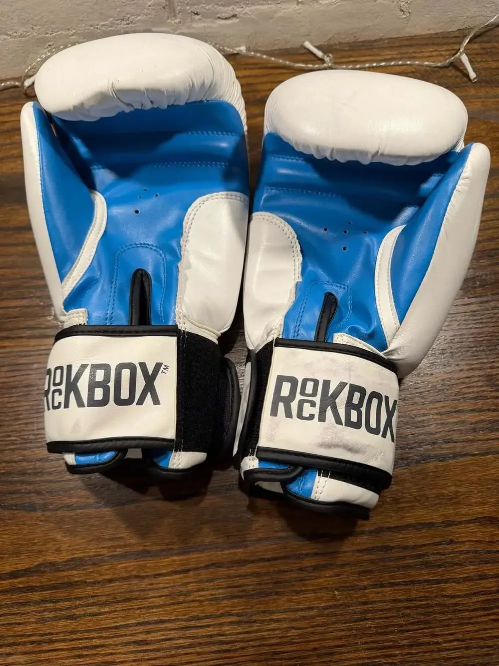 RockBox white boxing gloves 14 oz preowned - Picture 5 of 11